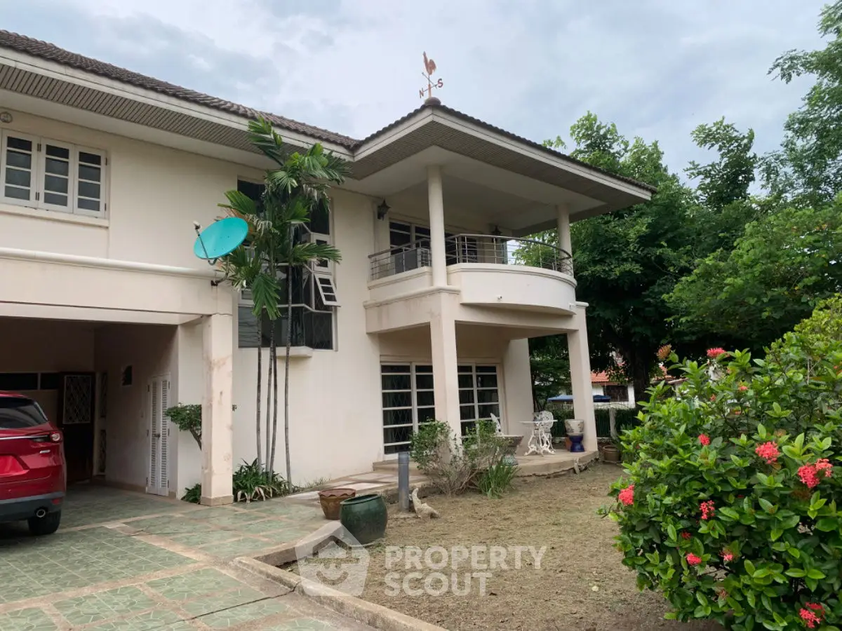 Charming two-story house with spacious balcony and lush garden in tranquil neighborhood.