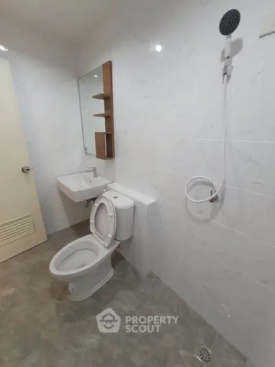 Modern bathroom with sleek fixtures and elegant tile design