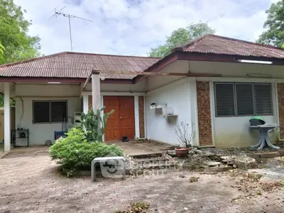 Charming rustic house with spacious yard and mature trees, perfect for renovation or investment.