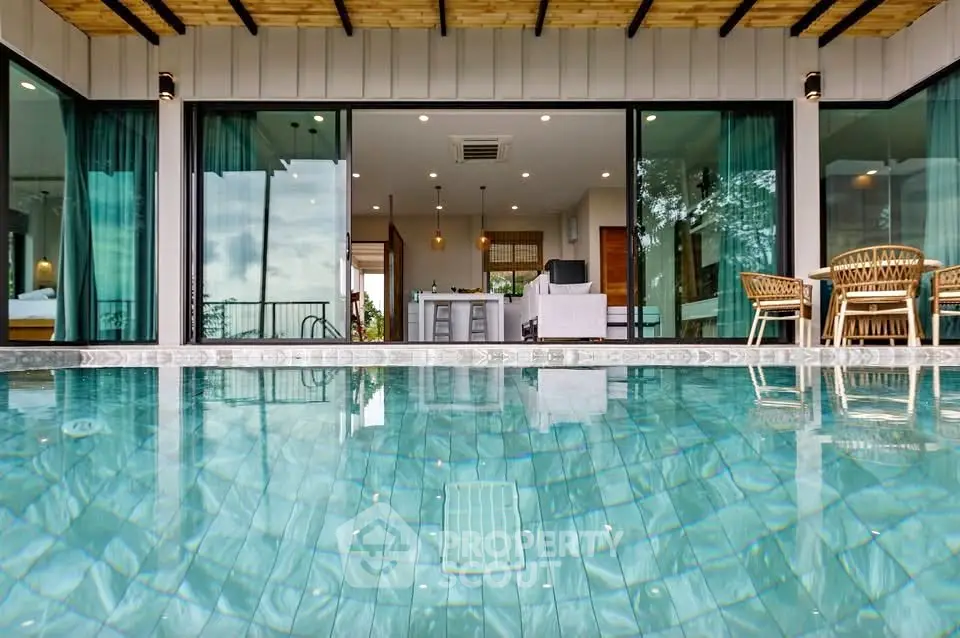 Luxurious modern home with stunning poolside view and elegant interior design.