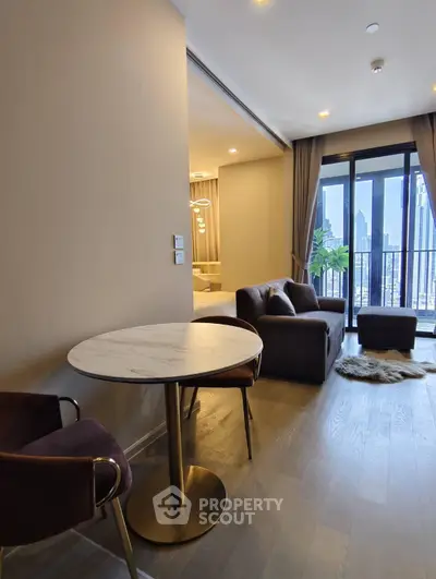 Modern living room with city view, featuring elegant furniture and floor-to-ceiling windows.