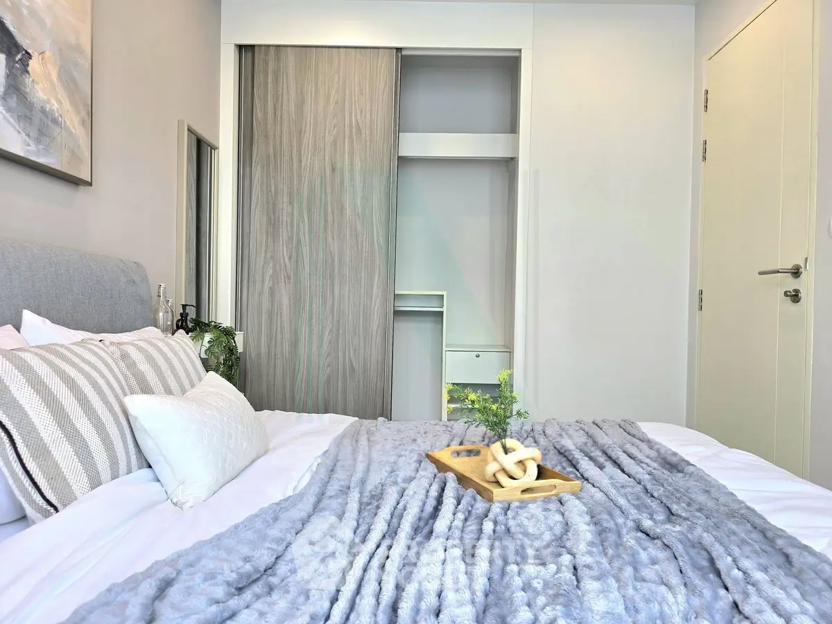 Modern bedroom with cozy decor and stylish open closet design.