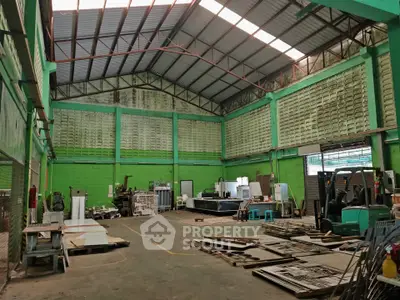 Spacious industrial warehouse with high ceilings and ample storage space.