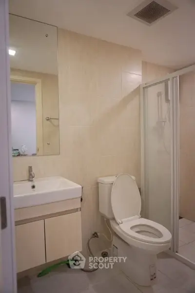 Modern bathroom with shower and sleek fixtures in a contemporary apartment.
