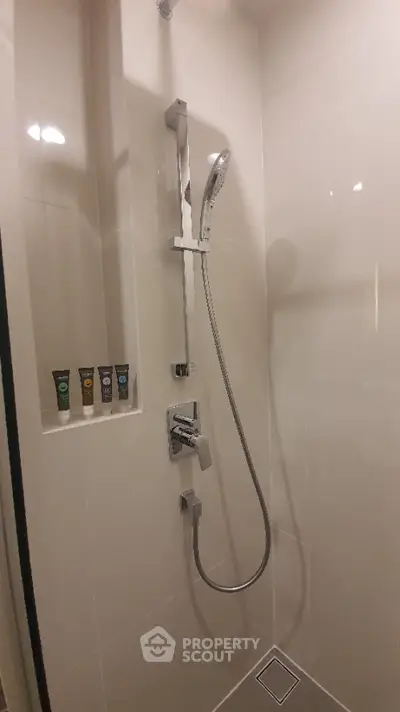  1 Bedroom Condo at Oka Haus Sukhumvit 36 Bathroom