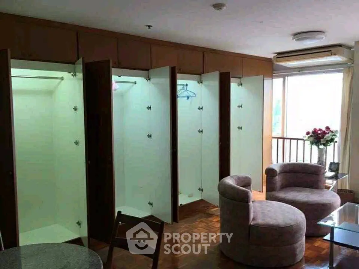 Spacious living room with unique seating and ample closet space