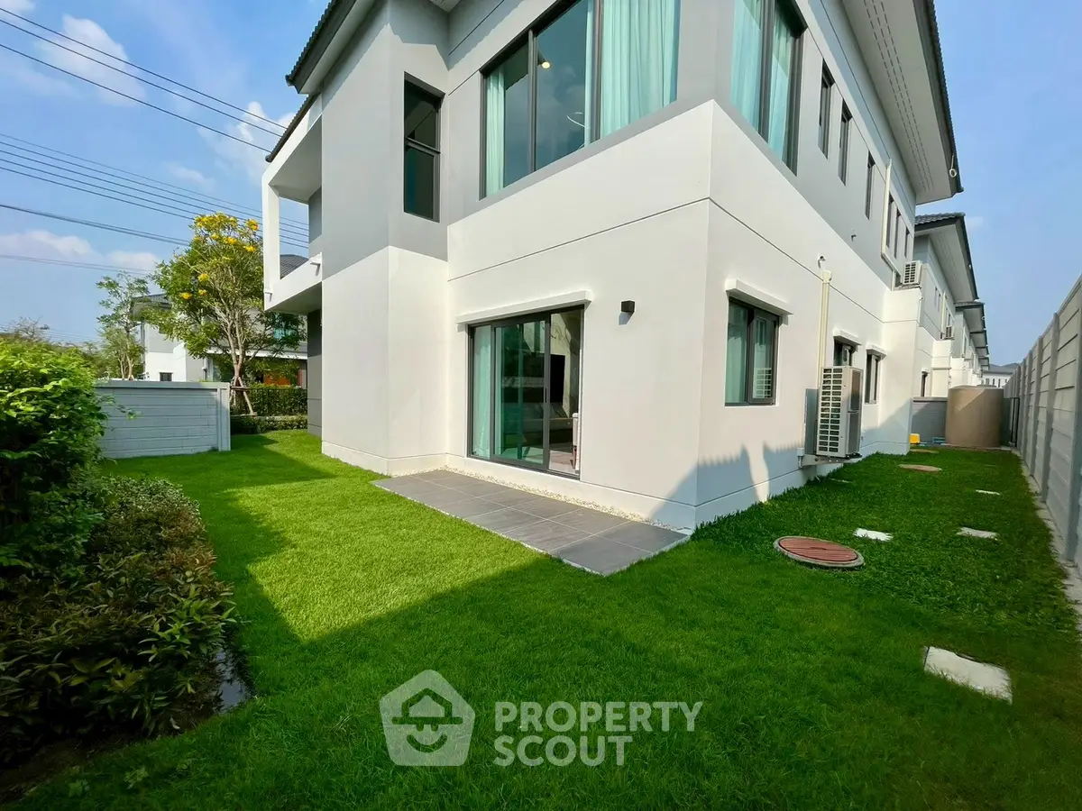Modern corner unit with lush garden and spacious outdoor area