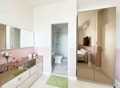 Chic modern bedroom with ensuite bathroom and mirrored wardrobe