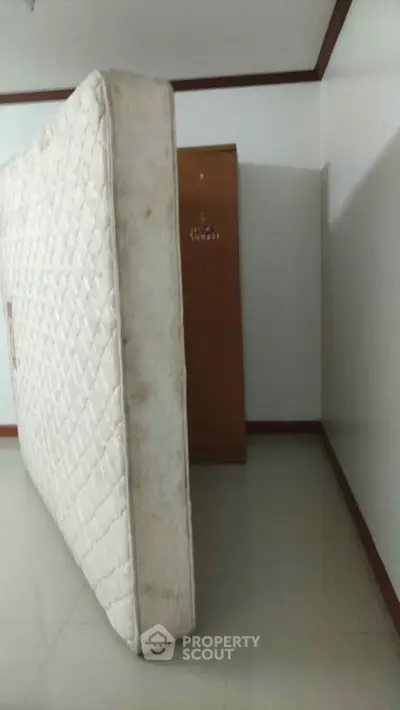 Spacious room with mattress and wardrobe, ideal for customization.