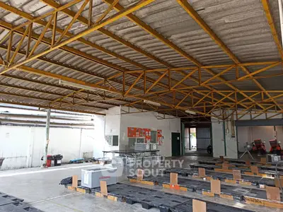 Spacious industrial warehouse with high ceilings and ample storage space