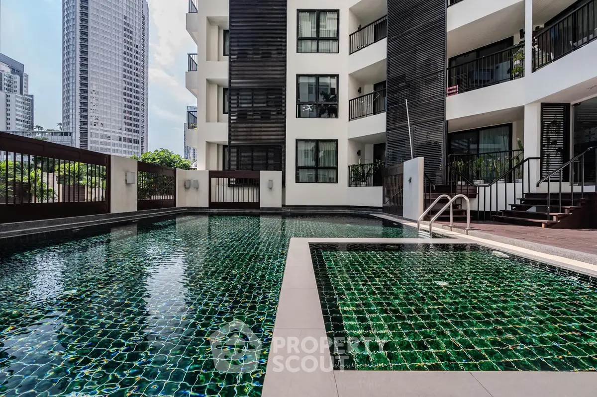 Luxurious urban apartment with modern pool and city views