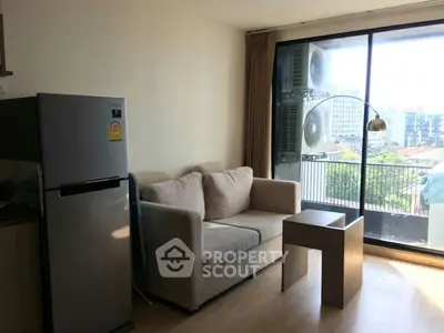 Fully Furnished 2 Bedrooms Condo at The Unique ลาดพร้าว 26 Livingroom