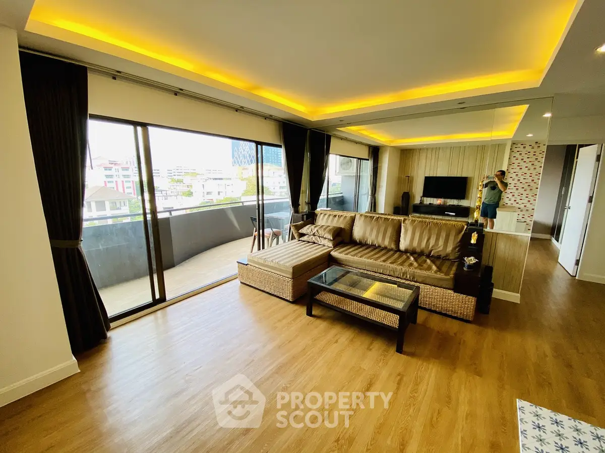 Fully Furnished 1 Bedroom Condo at Phasuk Place-1