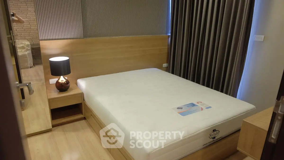 Modern bedroom with sleek design and cozy ambiance, featuring a stylish bed and elegant lighting.