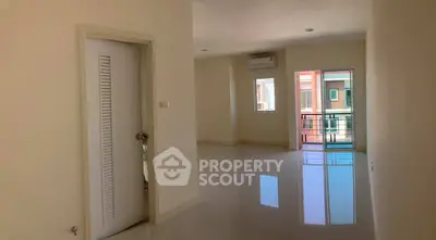 Spacious unfurnished apartment with balcony and air conditioning, ideal for customization.