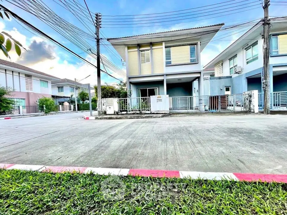 Modern suburban house with spacious driveway and lush greenery, perfect for family living.