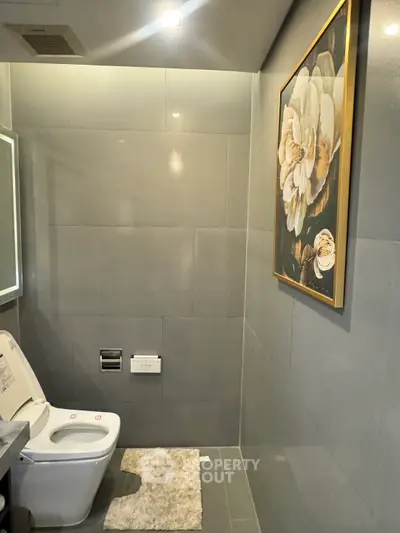 Modern bathroom with sleek design and elegant floral artwork