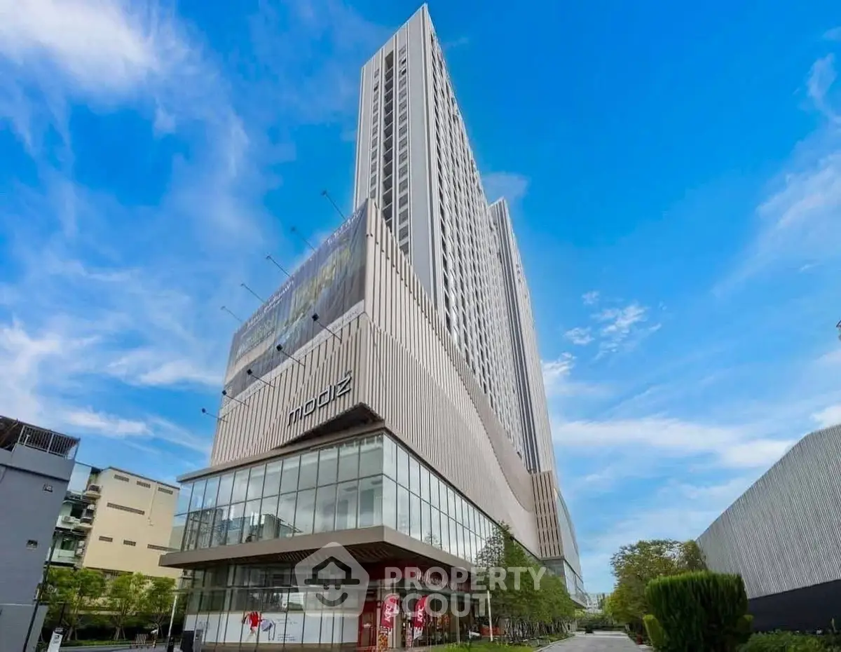 Stunning modern high-rise building with sleek architecture and vibrant surroundings.