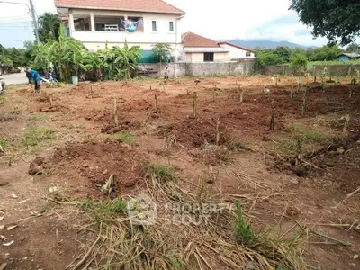 Vacant land plot with potential for development in a residential area.