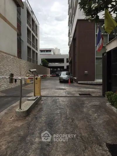  2 Bedrooms Condo at The Address Phayathai-2