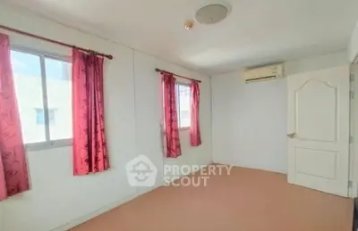 Spacious bedroom with natural light and air conditioning, ideal for comfort and relaxation.