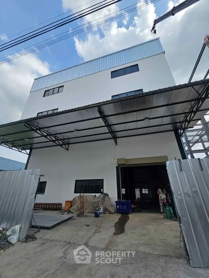 Modern industrial building with spacious exterior and metal roofing, ideal for commercial use.