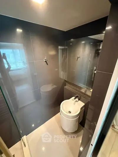 Modern bathroom with sleek design and high-quality fixtures in a contemporary apartment.