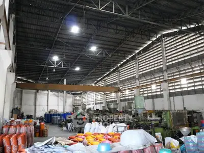Spacious industrial warehouse with high ceilings and ample storage space.
