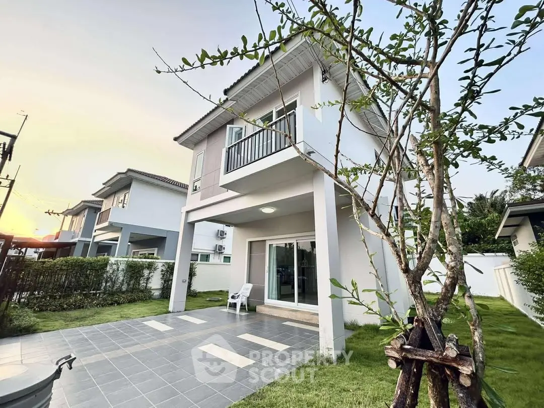 Charming two-story house with a spacious garden and modern exterior design.