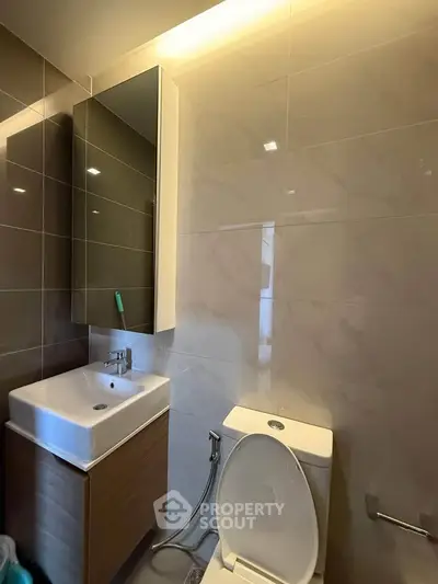 Modern bathroom with sleek fixtures and elegant tile design