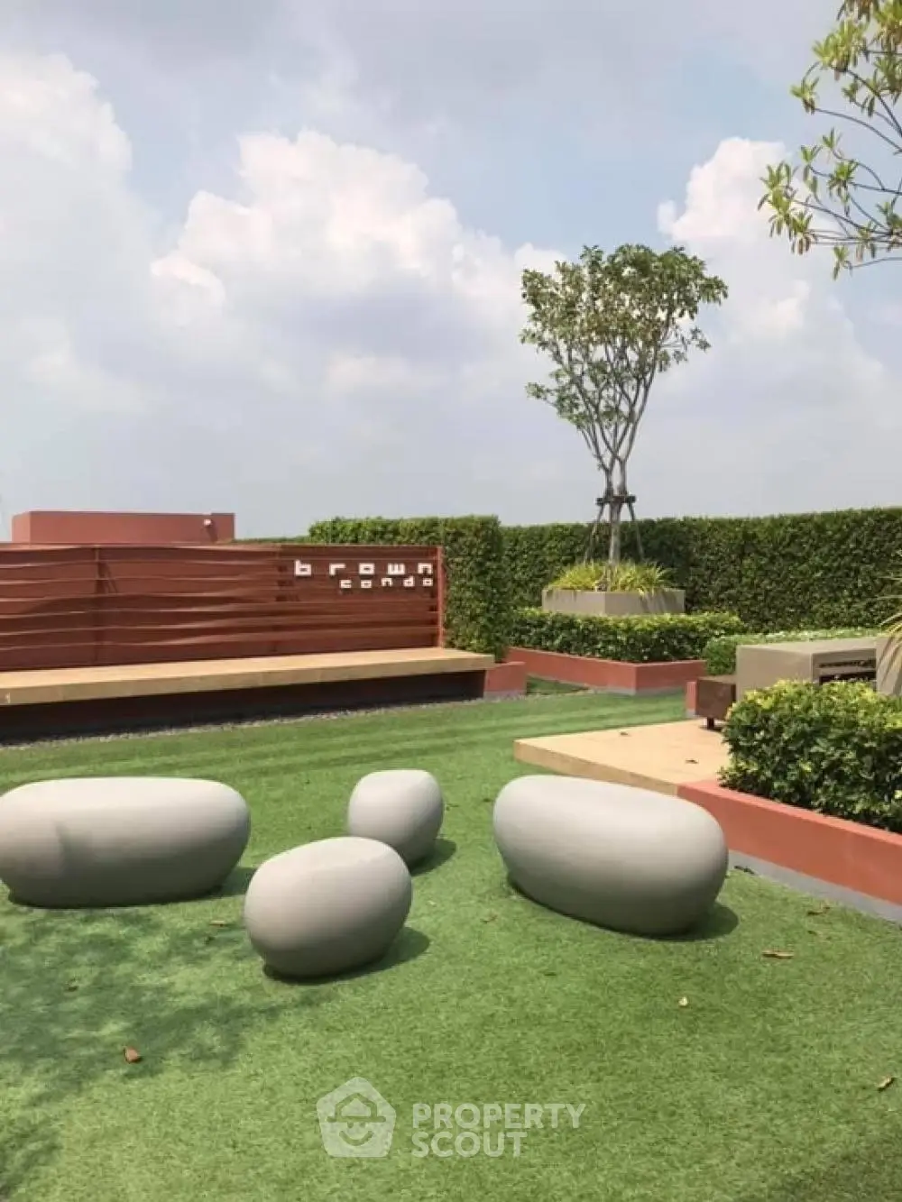 Modern rooftop garden with stylish seating and lush greenery