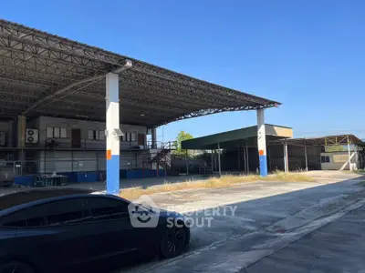 Spacious industrial warehouse with ample parking and open layout