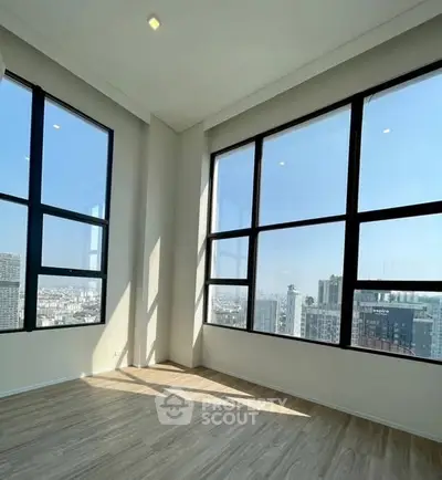 Spacious corner unit with floor-to-ceiling windows offering panoramic city views.