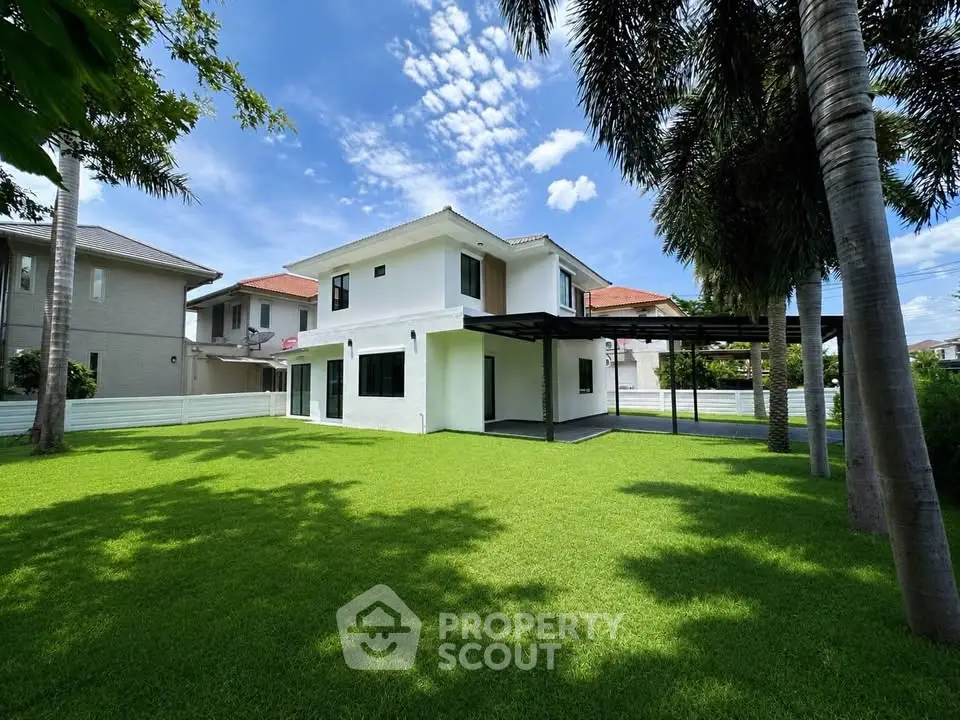 Stunning modern home with spacious green lawn and sleek exterior design, perfect for family living.