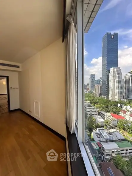 Spacious corner unit with stunning city view and large windows