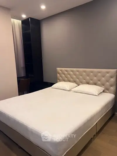 Modern bedroom with elegant bed and built-in study area, perfect for comfort and productivity.