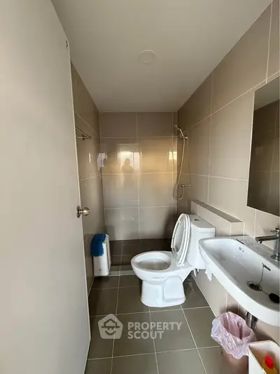 Modern bathroom with sleek tiles and contemporary fixtures