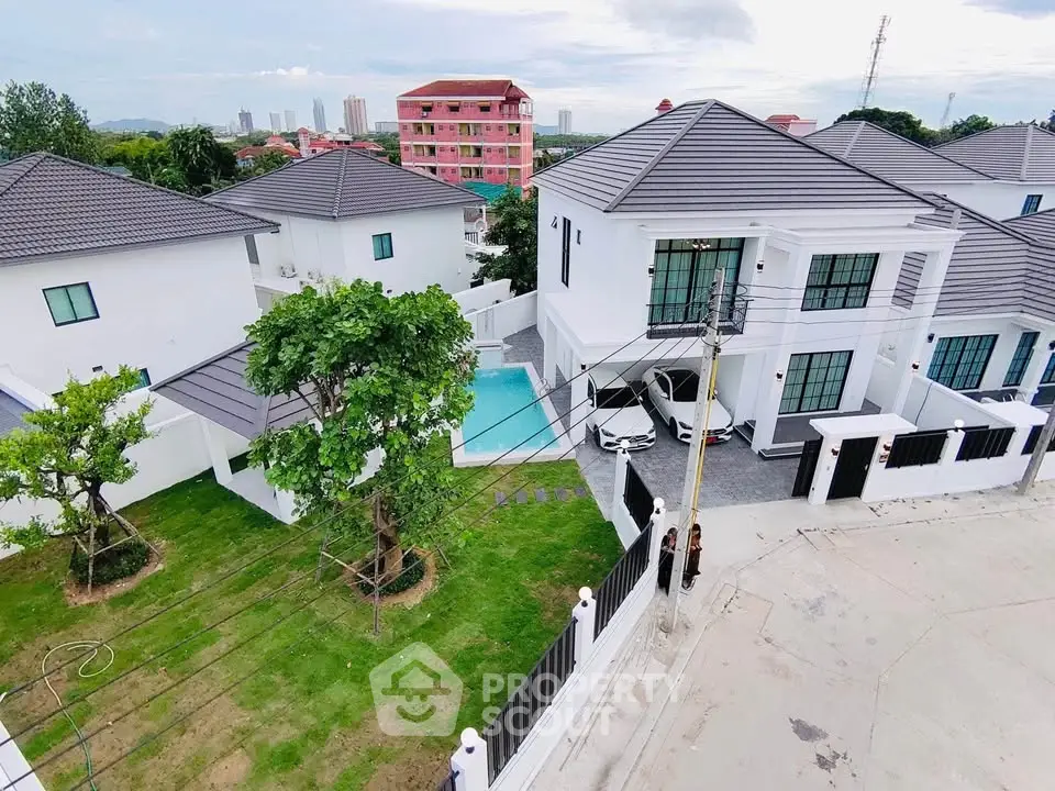 Stunning modern villa with pool and spacious garden in prime location