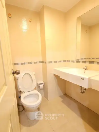 Cozy bathroom with modern fixtures and neutral tile design