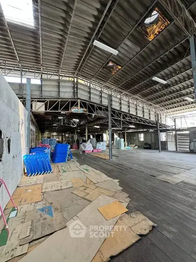 Spacious industrial warehouse with high ceilings and ample storage space, ideal for business operations.