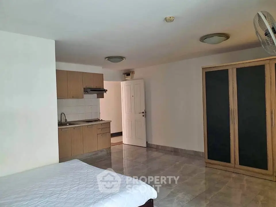 Spacious studio apartment with kitchenette and wardrobe, ideal for modern living.