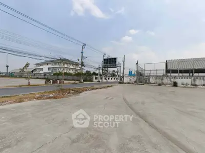 Spacious industrial lot with potential for development in prime location.