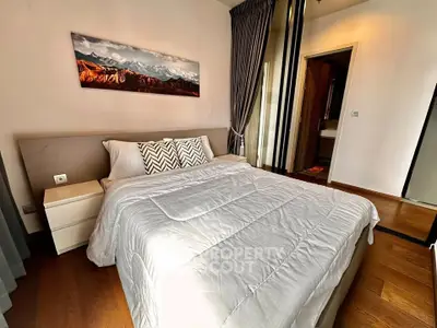 Modern bedroom with cozy bedding and stylish decor in a contemporary apartment.