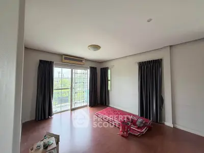 Spacious unfurnished living room with balcony access and natural light.