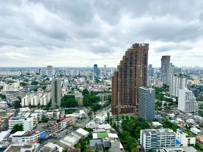 Stunning cityscape view showcasing modern high-rise buildings and urban landscape.