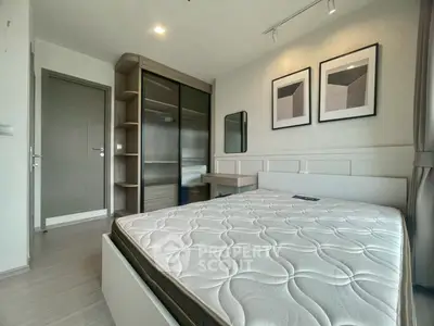Modern bedroom with stylish decor and spacious wardrobe in a contemporary apartment.
