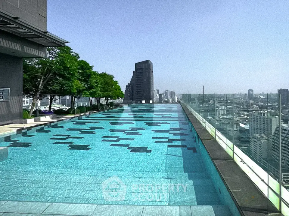 Luxurious rooftop infinity pool with stunning city skyline views, perfect for relaxation and leisure.