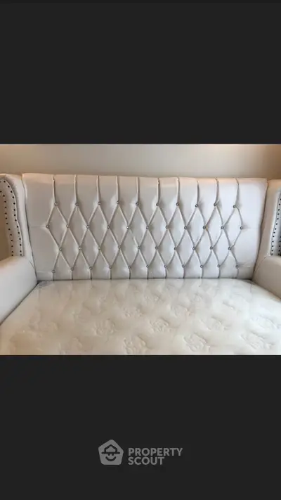 Luxurious white upholstered headboard with elegant diamond tufting, perfect for a sophisticated bedroom.