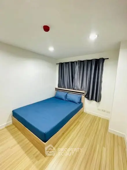 Modern bedroom with minimalist design, featuring a comfortable bed and stylish curtains.