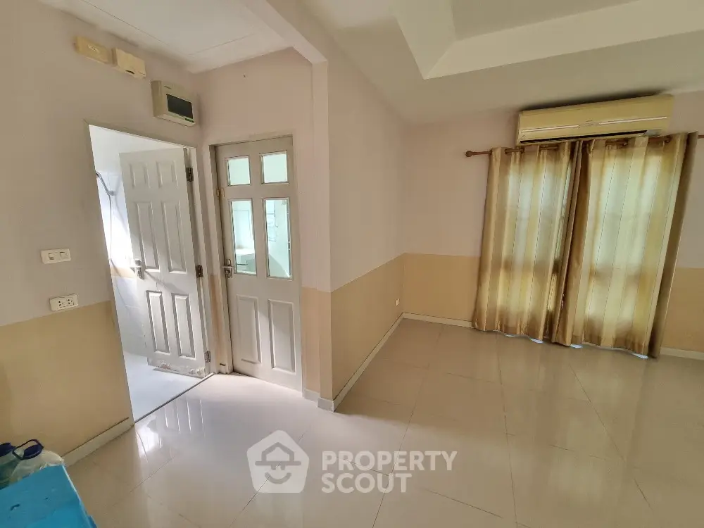 Spacious unfurnished room with natural light and air conditioning